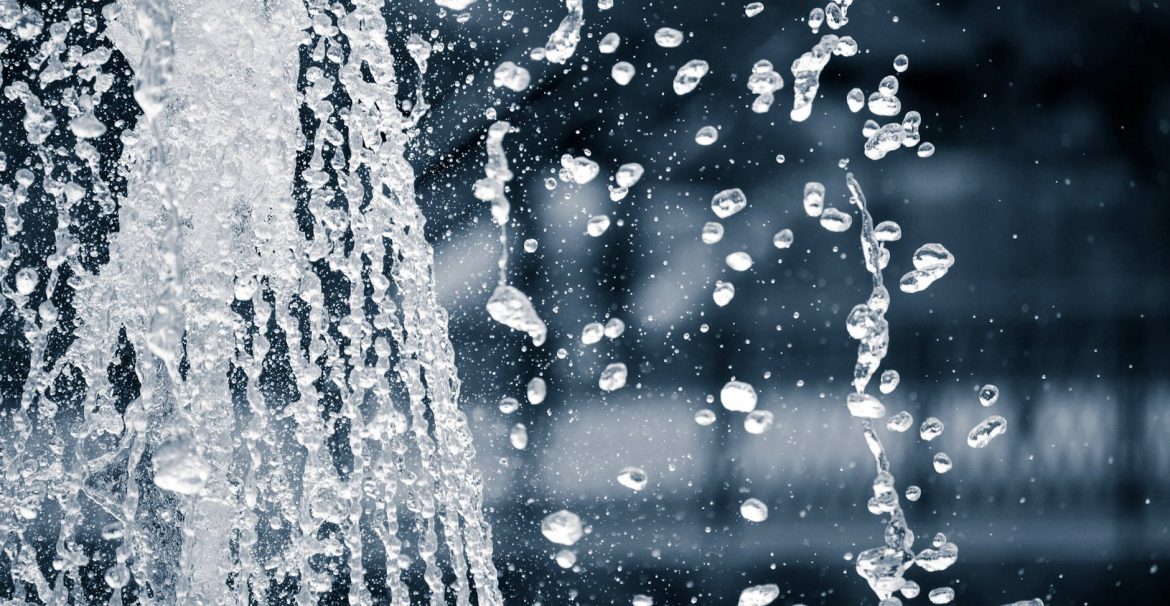 close up photography of water flow
